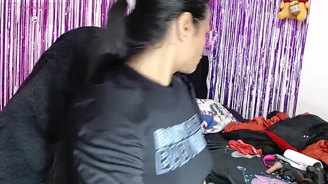 SweetAlmaa on StripChat