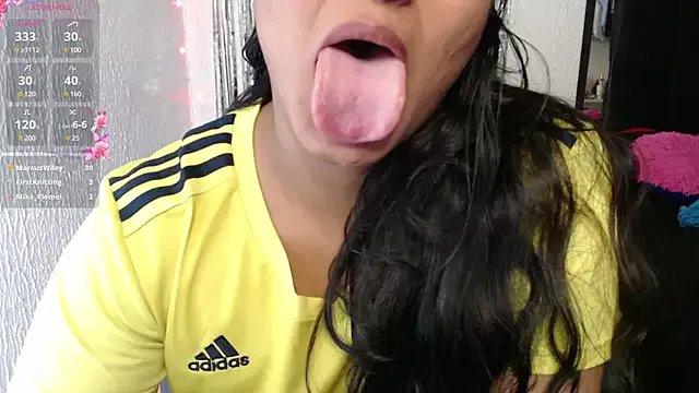 SweetAlmaa on StripChat