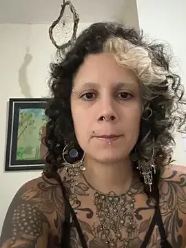 taisisilva on StripChat