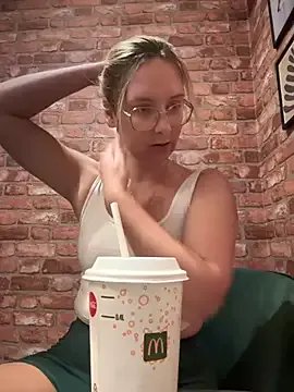 The_Snowwhitee on StripChat