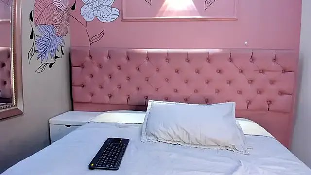 tiiny_emilly on StripChat