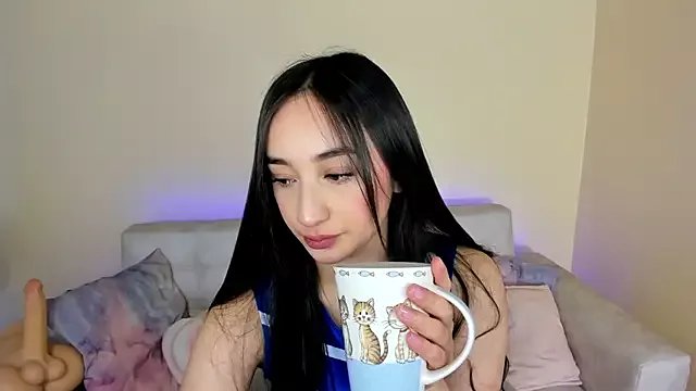 tinysara on StripChat