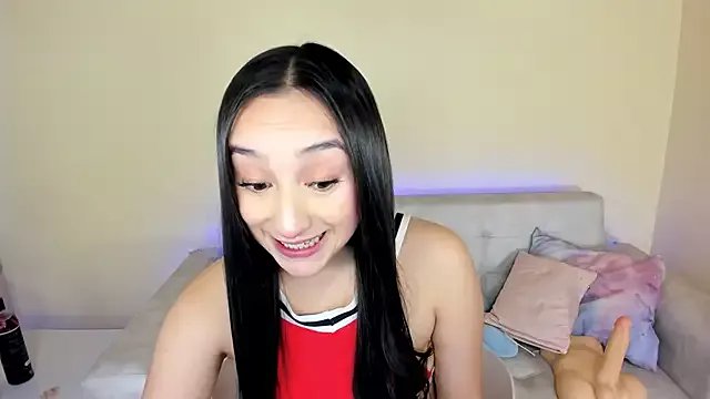 tinysara on StripChat