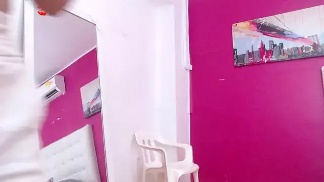 tinyy_whore18 on StripChat