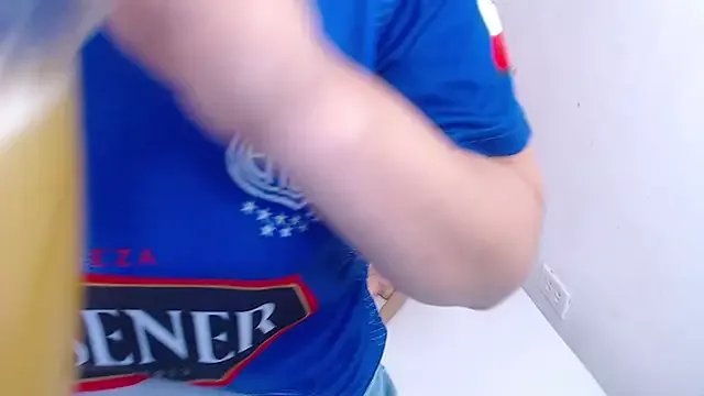 tinyy_whore18 on StripChat