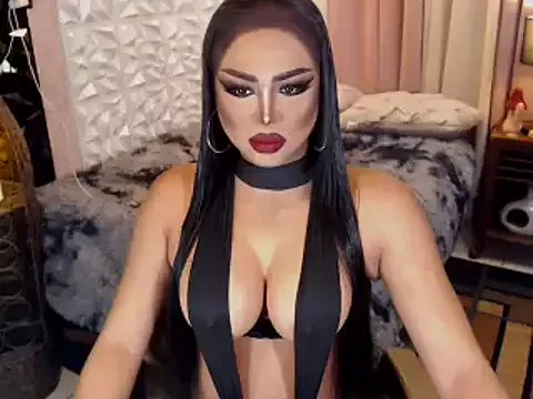 TRANSLUNAA on StripChat