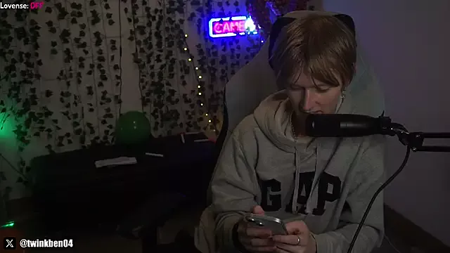 Offline twinkben on StripChat