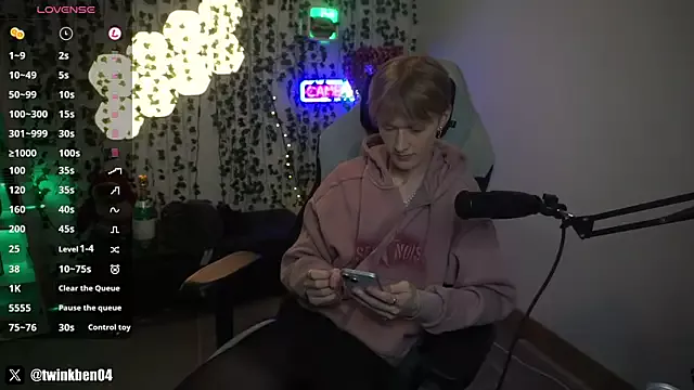 Offline twinkben on StripChat