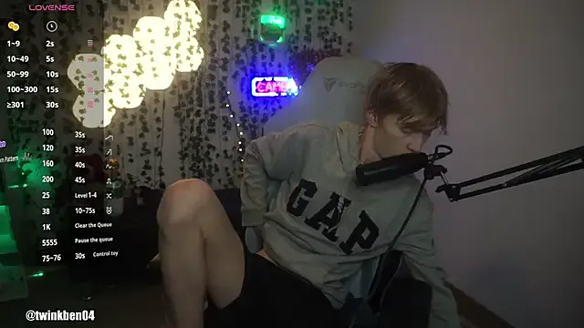 Offline twinkben on StripChat