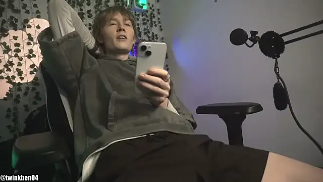 Offline twinkben on StripChat