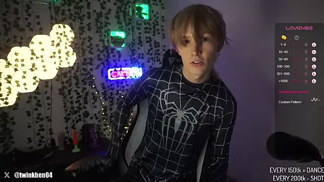 Offline twinkben on StripChat