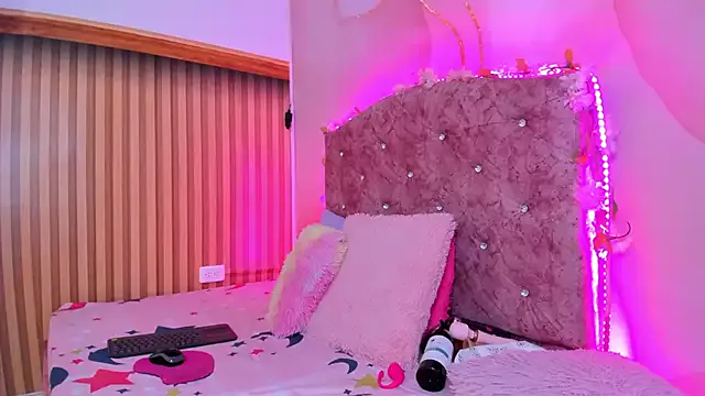 Offline violet_taylor_ on StripChat