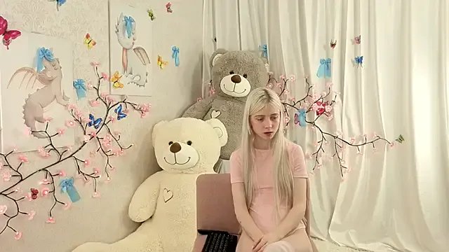 ViollaBloom — apply lip gloss