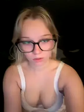 xoxokayy18 on StripChat 