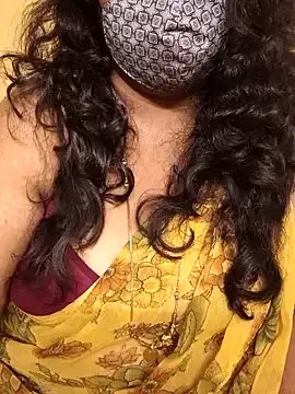 Yoursriya25 on StripChat