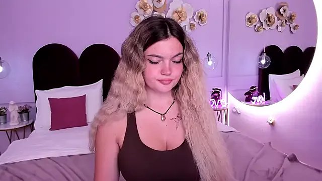 ZaraBloom on StripChat