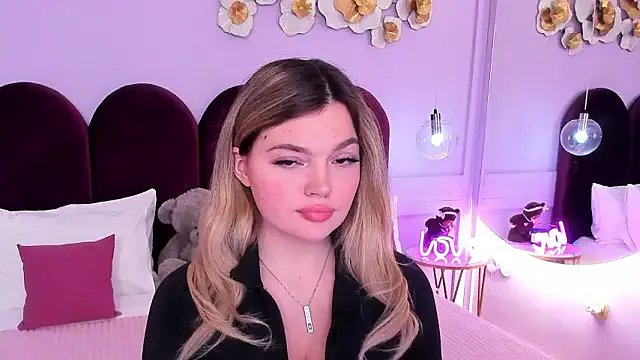 ZaraBloom on StripChat