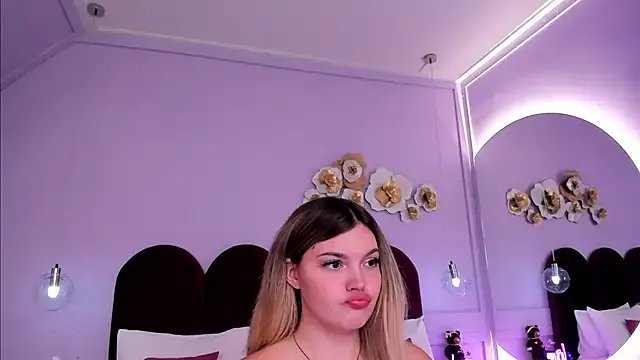 ZaraBloom on StripChat